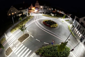 Bestens ausgeleuchtet. Straßenbeleuchtung von Westfalen Weser. 